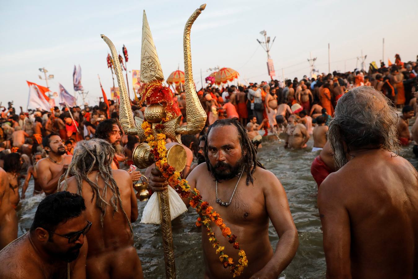 Sadhus (santos desnudos) se bañan en las aguas del río Yamuna, donde confluyen tres de los ríos más sagrados en la mitología hindú: Ganges, Yamuna y Saraswati, durante la celebración del festival Kumbh Mela, en Allahabad, Uttar Pradesh (la India).