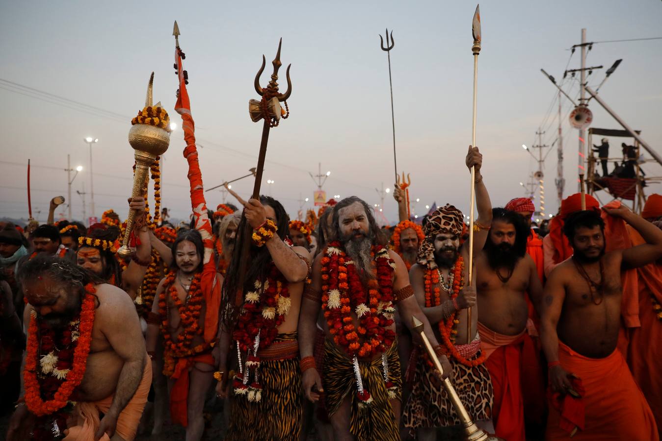 Sadhus (santos desnudos) se bañan en las aguas del río Yamuna, donde confluyen tres de los ríos más sagrados en la mitología hindú: Ganges, Yamuna y Saraswati, durante la celebración del festival Kumbh Mela, en Allahabad, Uttar Pradesh (la India).