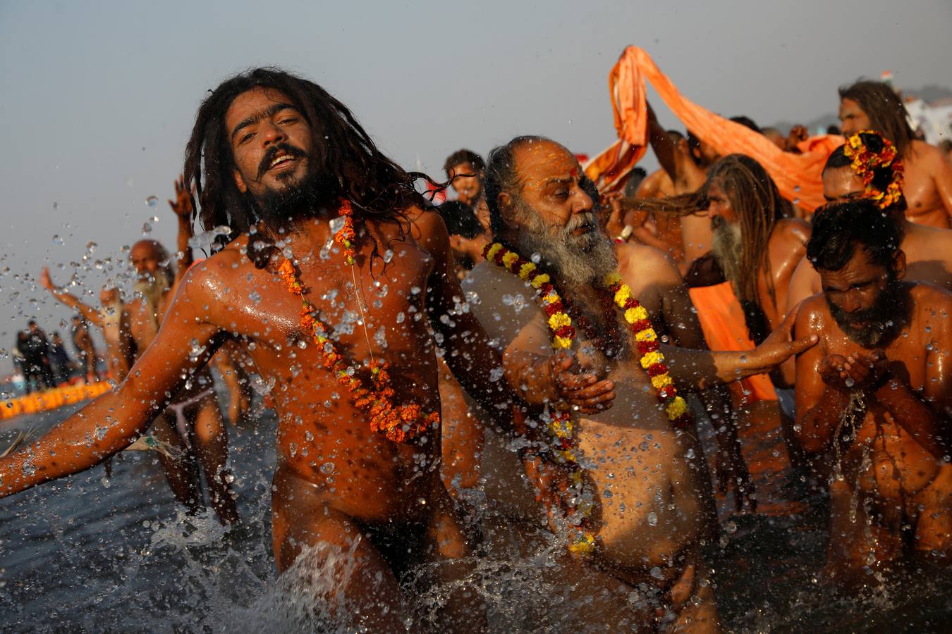 Sadhus (santos desnudos) se bañan en las aguas del río Yamuna, donde confluyen tres de los ríos más sagrados en la mitología hindú: Ganges, Yamuna y Saraswati, durante la celebración del festival Kumbh Mela, en Allahabad, Uttar Pradesh (la India).