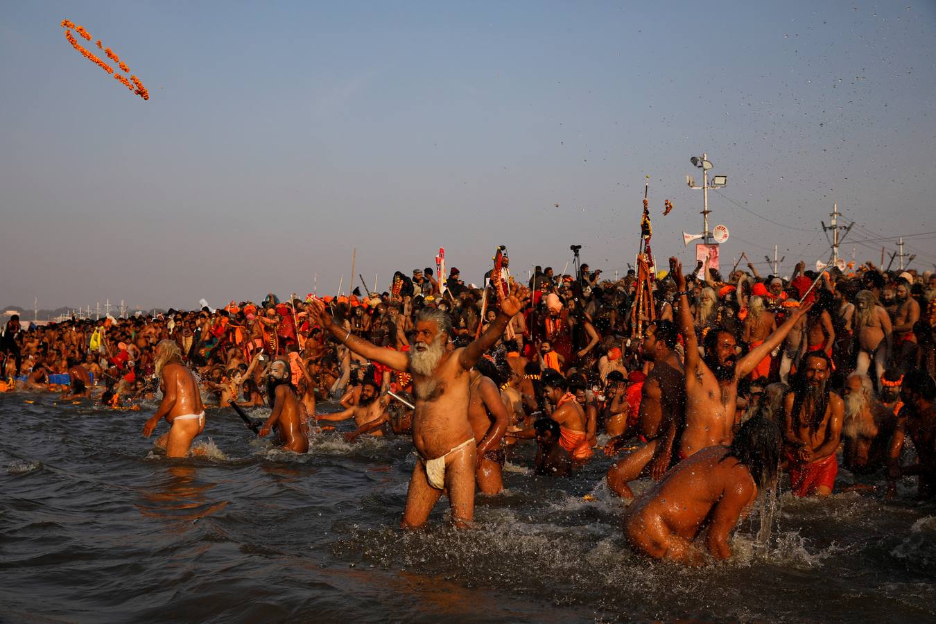 Sadhus (santos desnudos) se bañan en las aguas del río Yamuna, donde confluyen tres de los ríos más sagrados en la mitología hindú: Ganges, Yamuna y Saraswati, durante la celebración del festival Kumbh Mela, en Allahabad, Uttar Pradesh (la India).