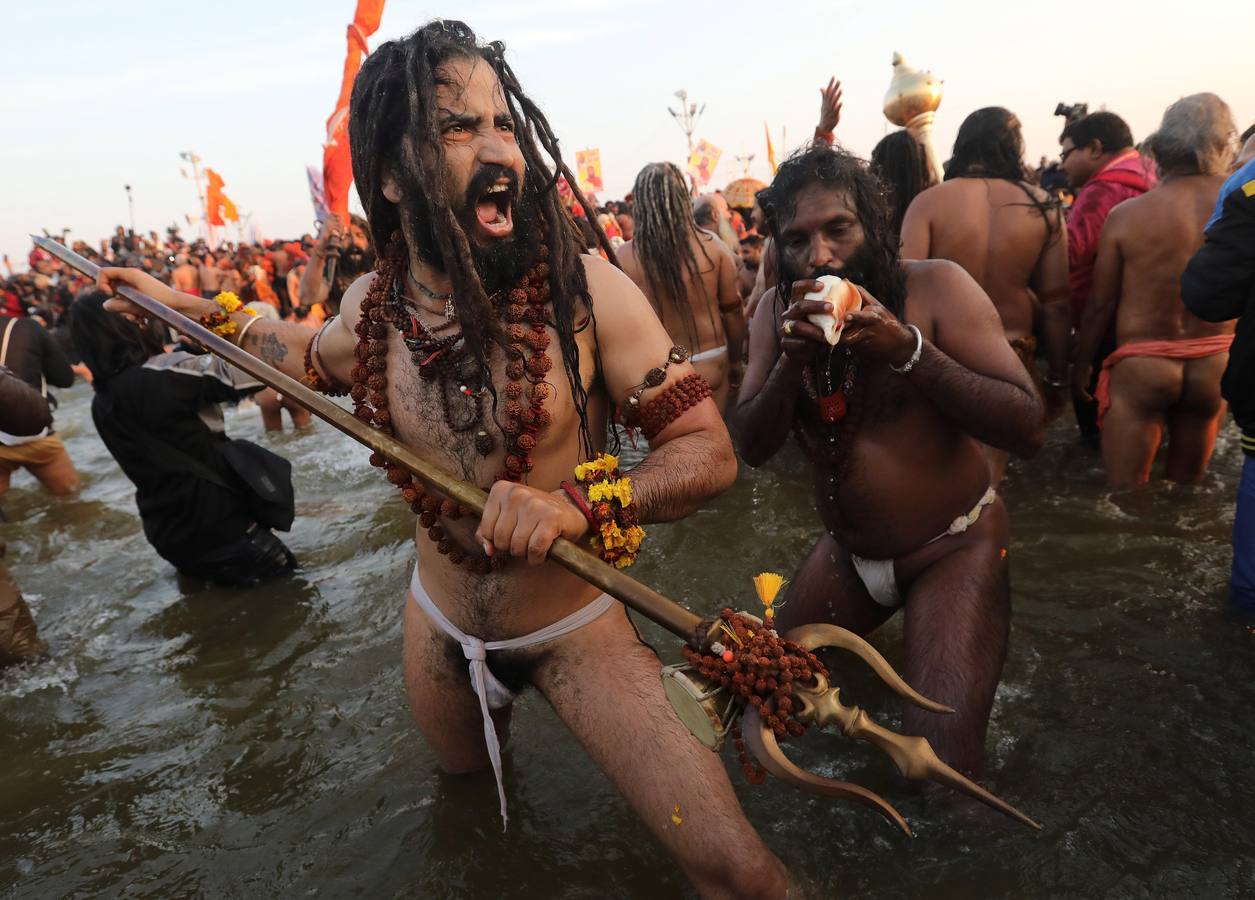 Sadhus (santos desnudos) se bañan en las aguas del río Yamuna, donde confluyen tres de los ríos más sagrados en la mitología hindú: Ganges, Yamuna y Saraswati, durante la celebración del festival Kumbh Mela, en Allahabad, Uttar Pradesh (la India).