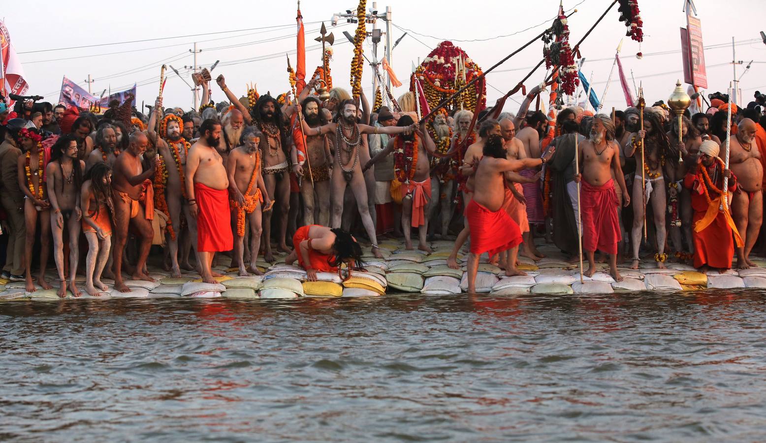 Sadhus (santos desnudos) se bañan en las aguas del río Yamuna, donde confluyen tres de los ríos más sagrados en la mitología hindú: Ganges, Yamuna y Saraswati, durante la celebración del festival Kumbh Mela, en Allahabad, Uttar Pradesh (la India).