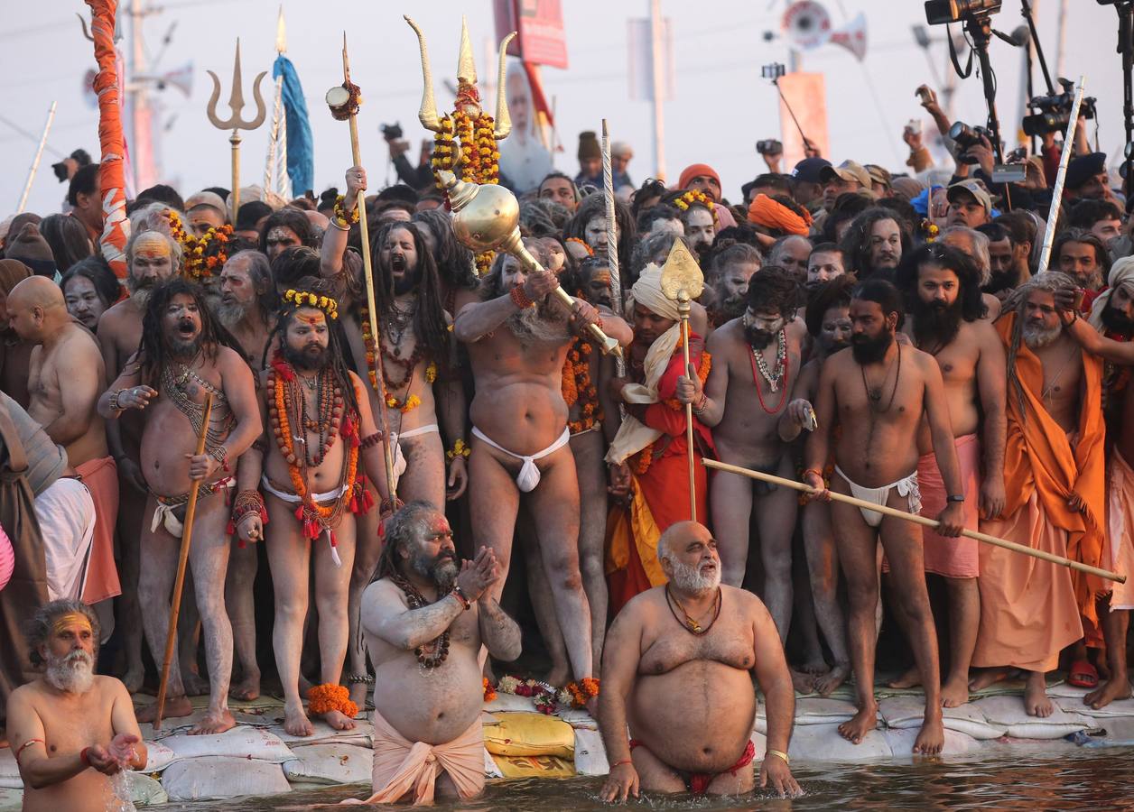 Sadhus (santos desnudos) se bañan en las aguas del río Yamuna, donde confluyen tres de los ríos más sagrados en la mitología hindú: Ganges, Yamuna y Saraswati, durante la celebración del festival Kumbh Mela, en Allahabad, Uttar Pradesh (la India).