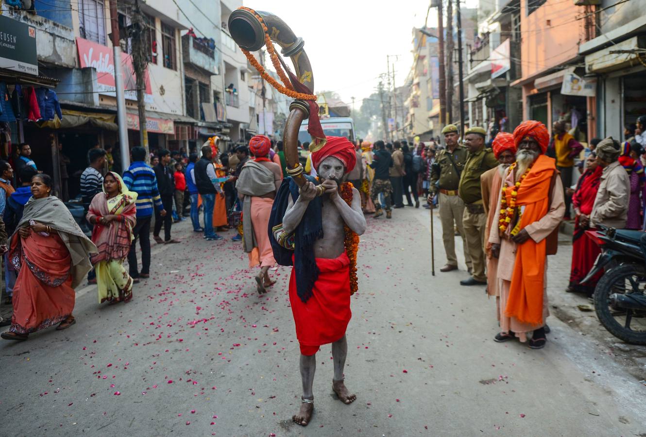 Sadhus (santos desnudos) se bañan en las aguas del río Yamuna, donde confluyen tres de los ríos más sagrados en la mitología hindú: Ganges, Yamuna y Saraswati, durante la celebración del festival Kumbh Mela, en Allahabad, Uttar Pradesh (la India).