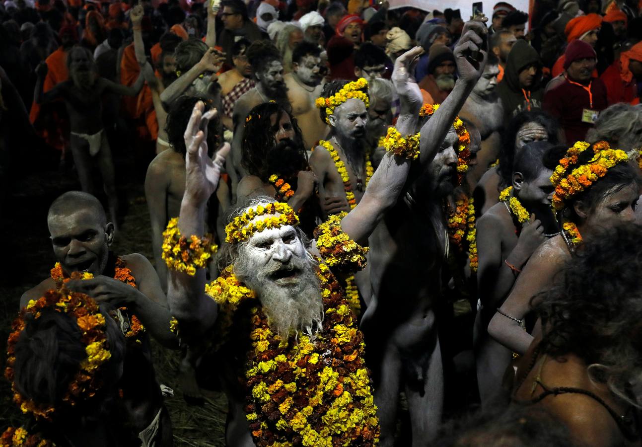 Sadhus (santos desnudos) se bañan en las aguas del río Yamuna, donde confluyen tres de los ríos más sagrados en la mitología hindú: Ganges, Yamuna y Saraswati, durante la celebración del festival Kumbh Mela, en Allahabad, Uttar Pradesh (la India).