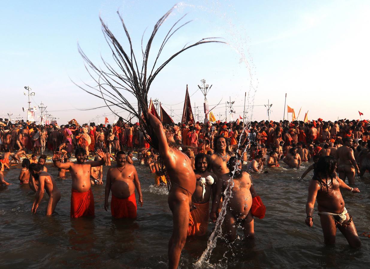 Sadhus (santos desnudos) se bañan en las aguas del río Yamuna, donde confluyen tres de los ríos más sagrados en la mitología hindú: Ganges, Yamuna y Saraswati, durante la celebración del festival Kumbh Mela, en Allahabad, Uttar Pradesh (la India).