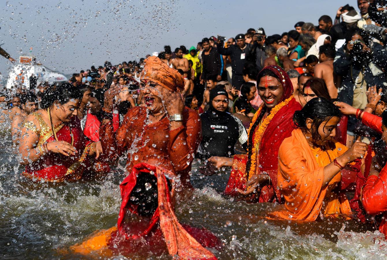 Sadhus (santos desnudos) se bañan en las aguas del río Yamuna, donde confluyen tres de los ríos más sagrados en la mitología hindú: Ganges, Yamuna y Saraswati, durante la celebración del festival Kumbh Mela, en Allahabad, Uttar Pradesh (la India).