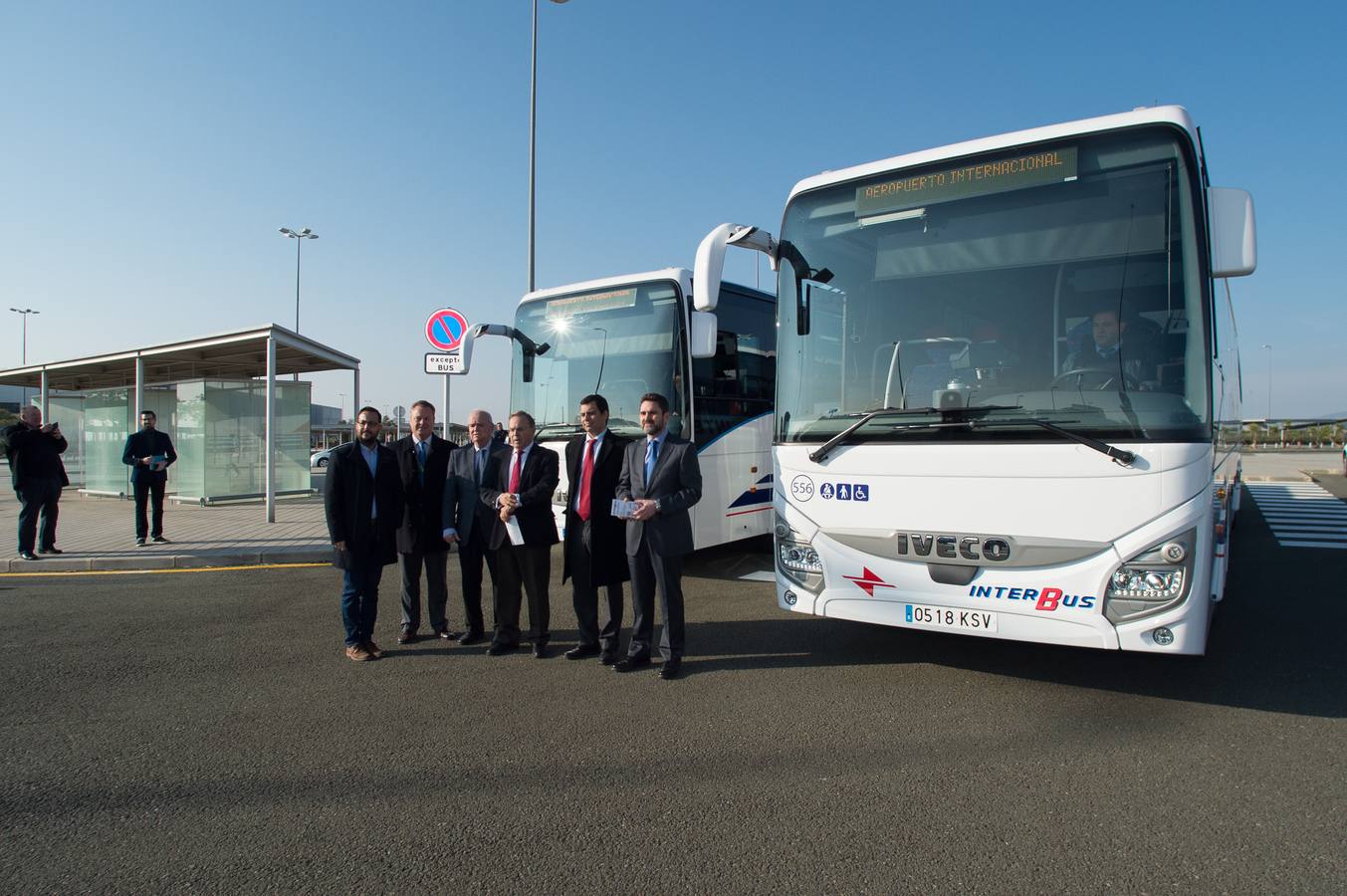 Patricio Valverde avanzó que «se está cerrando el cuadrante de los vuelos de verano, por lo que se reajustarán las líneas de autobús con los destinos propios de esta época del año, en la que se incrementa el número de visitantes a la Región».