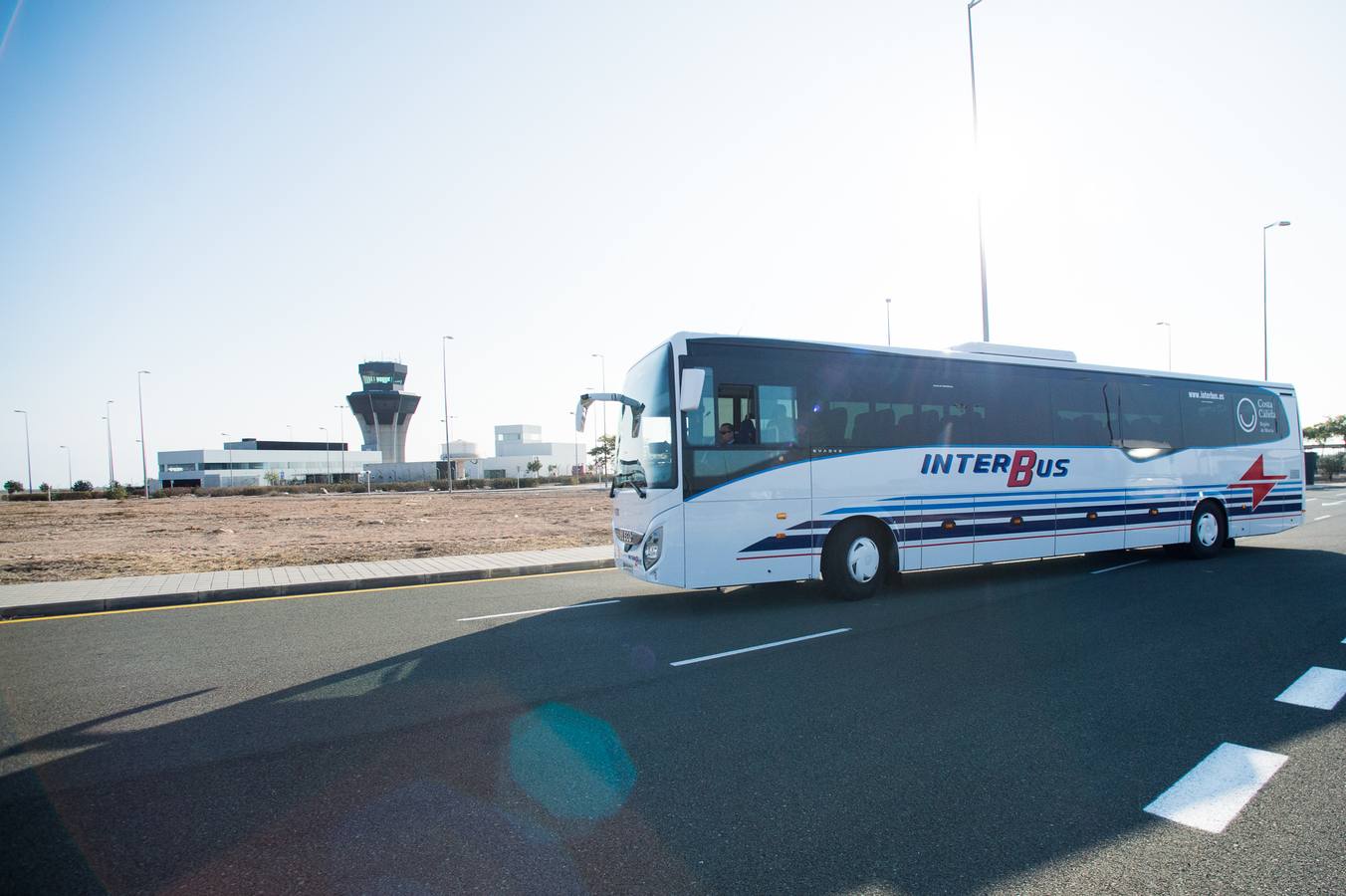 Patricio Valverde avanzó que «se está cerrando el cuadrante de los vuelos de verano, por lo que se reajustarán las líneas de autobús con los destinos propios de esta época del año, en la que se incrementa el número de visitantes a la Región».