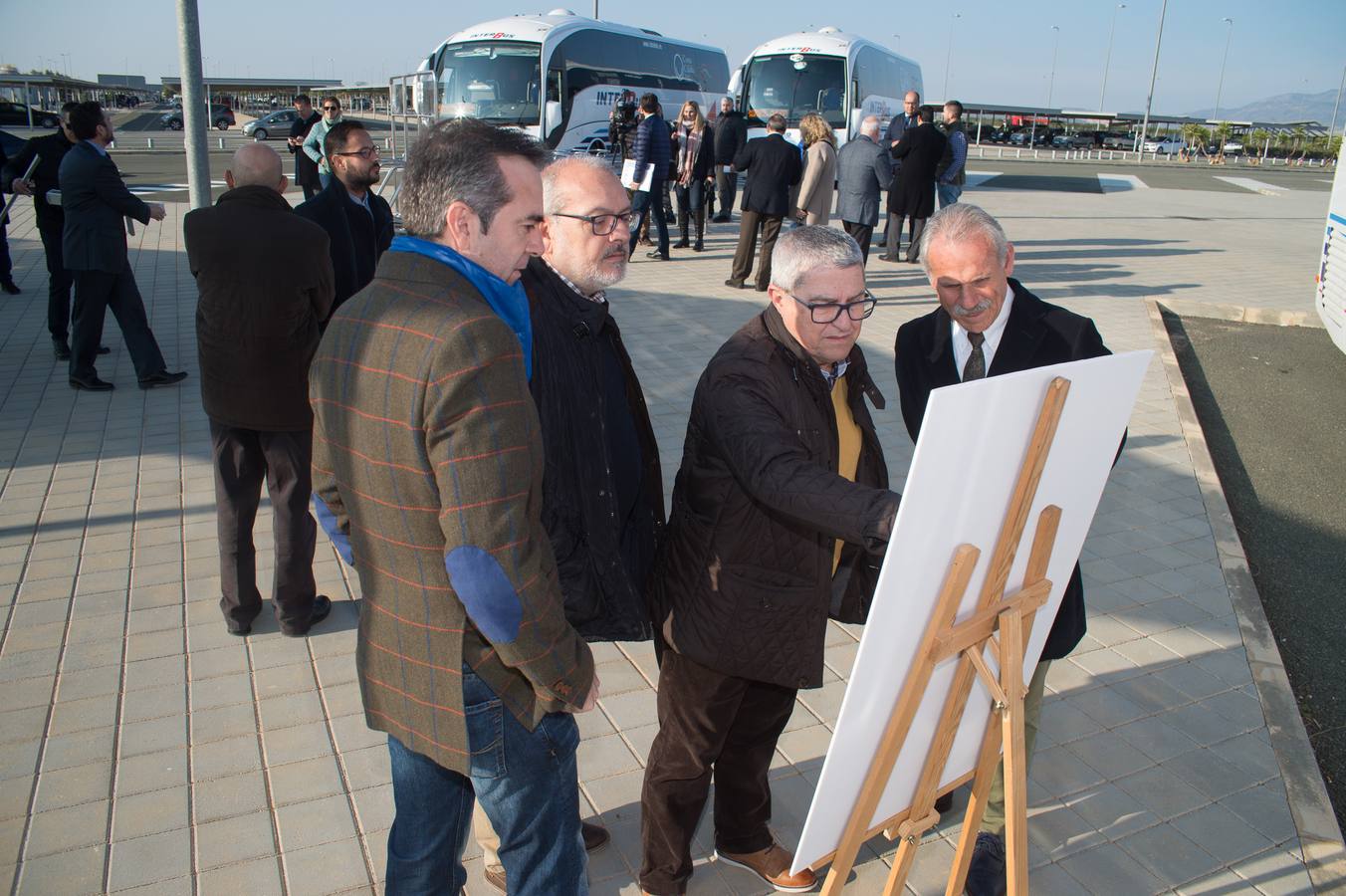 Patricio Valverde avanzó que «se está cerrando el cuadrante de los vuelos de verano, por lo que se reajustarán las líneas de autobús con los destinos propios de esta época del año, en la que se incrementa el número de visitantes a la Región».