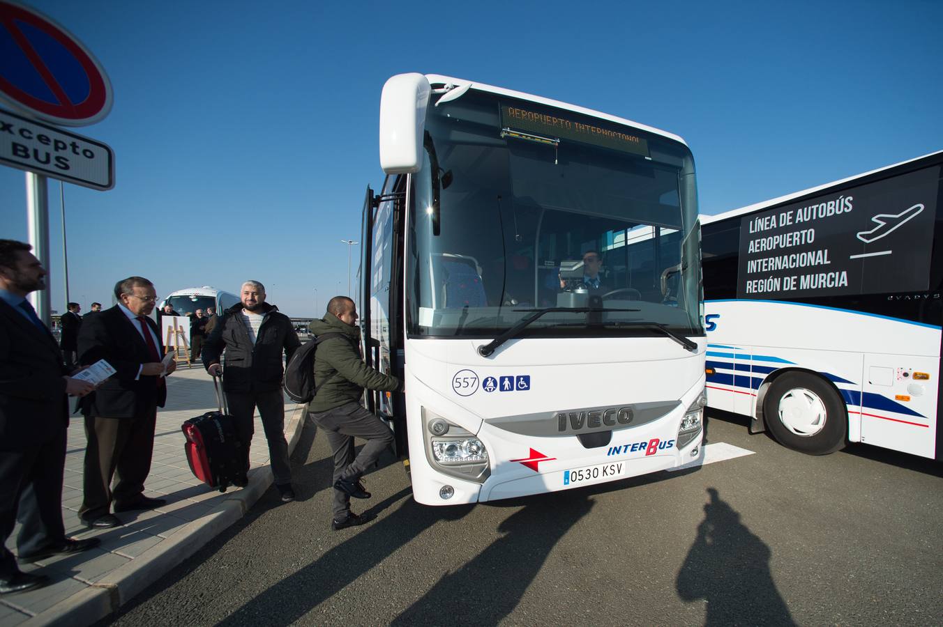 Patricio Valverde avanzó que «se está cerrando el cuadrante de los vuelos de verano, por lo que se reajustarán las líneas de autobús con los destinos propios de esta época del año, en la que se incrementa el número de visitantes a la Región».