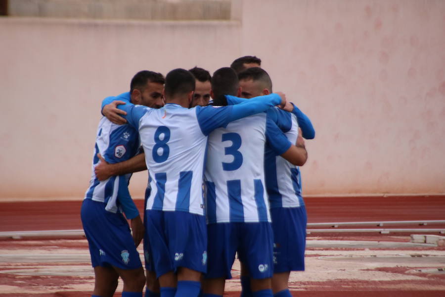 El penalti, ejecutado por Álvarez y una falta, muy bien lanzada por Miquel, sirvieron para remontar el adverso marcador de 0-1 que favorecía al Linense