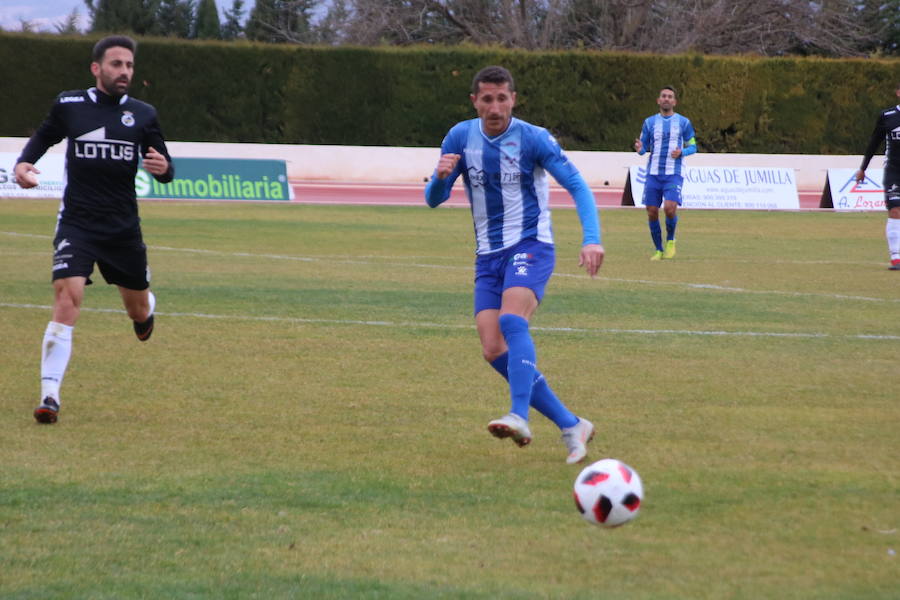 El penalti, ejecutado por Álvarez y una falta, muy bien lanzada por Miquel, sirvieron para remontar el adverso marcador de 0-1 que favorecía al Linense