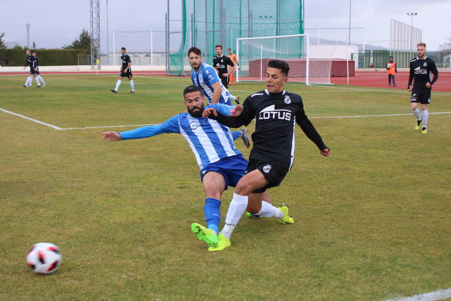 El penalti, ejecutado por Álvarez y una falta, muy bien lanzada por Miquel, sirvieron para remontar el adverso marcador de 0-1 que favorecía al Linense