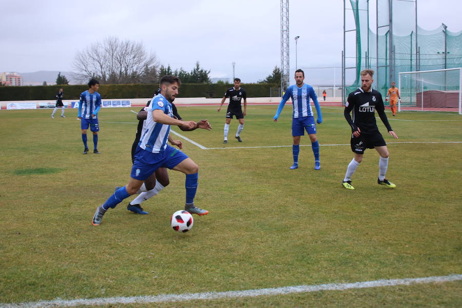 El penalti, ejecutado por Álvarez y una falta, muy bien lanzada por Miquel, sirvieron para remontar el adverso marcador de 0-1 que favorecía al Linense