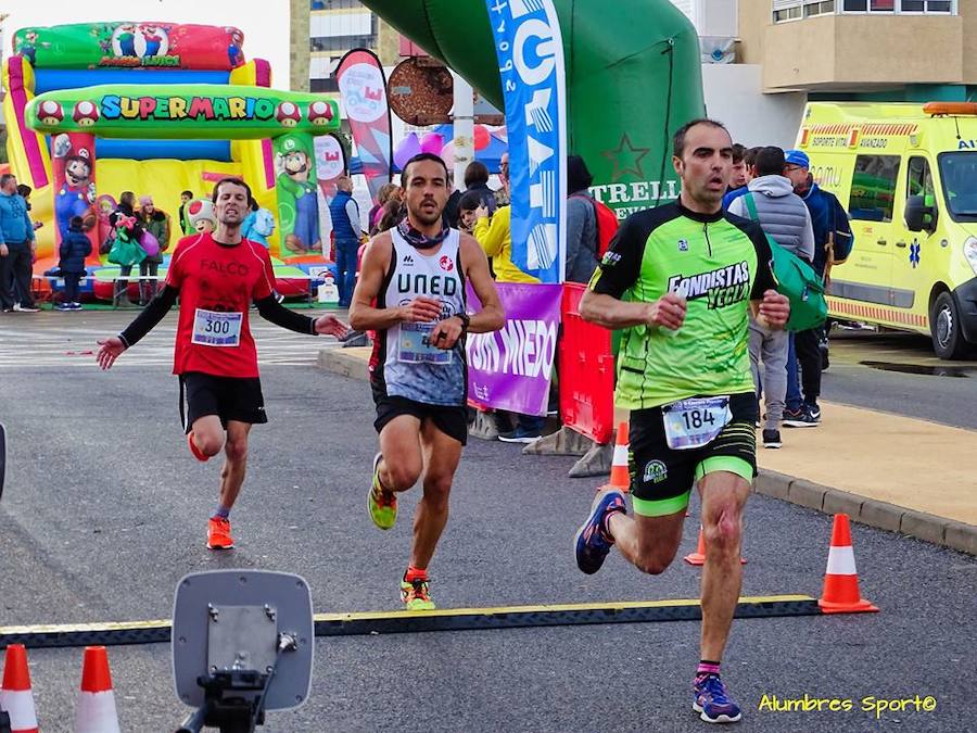 El corredormdel UCAM Cartagena se lleva la II Carrera Popular Virgen del Mar con un tiempo de 24.27 minutos, por los 28.10 para su compañera de club