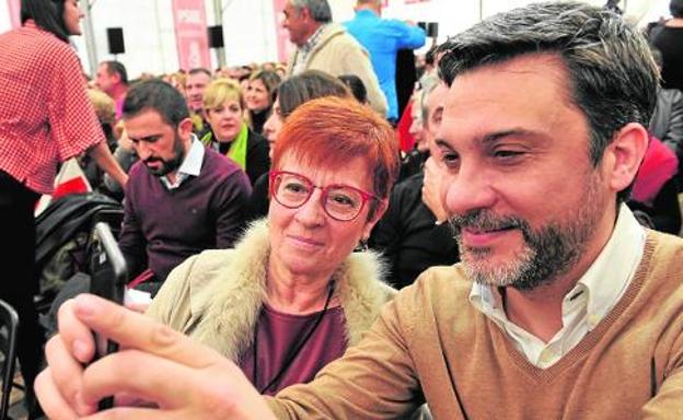 Begoña García Retegui y Joaquín López aprovechan el encuentro para hacerse un selfi. 