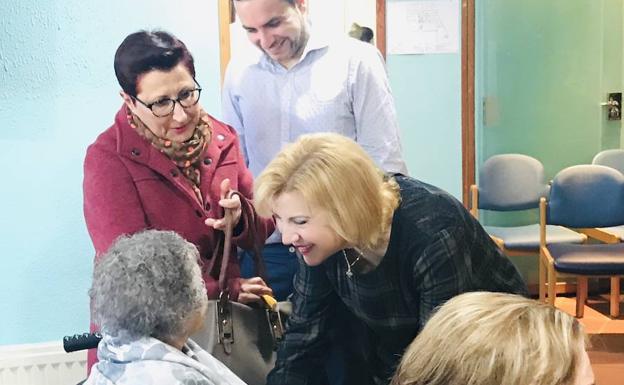 La consejera de Familia, Violante Tomás, en su visita a la residencia de personas mayores 'El Amparo'.