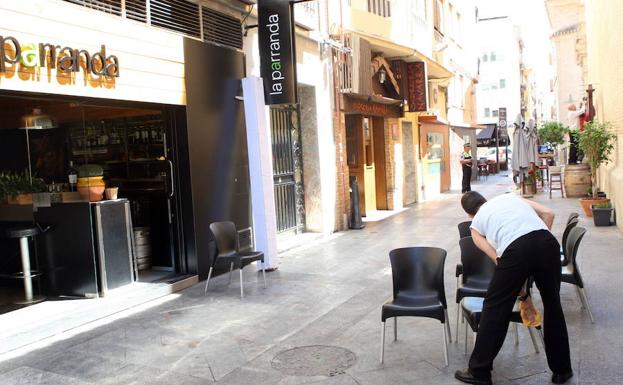 Restaurante instalado en la calle San José, junto a la iglesia de San Juan Bautista.