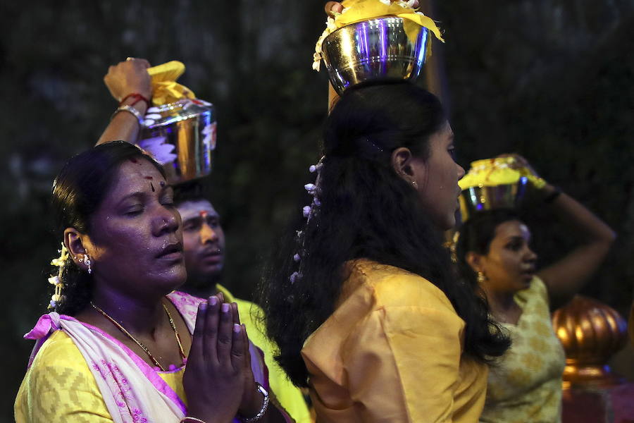 Los devotos del dios hindú Murugan celebran el Taipusam. Es un festival importante de la comunidad Tamil. Los devotos llevan kavadi, o cargas físicas, y participan en una larga procesión, a menudo comenzando antes del amanecer, para honrar al dios hindú Murugan y pedir favores o perdón.