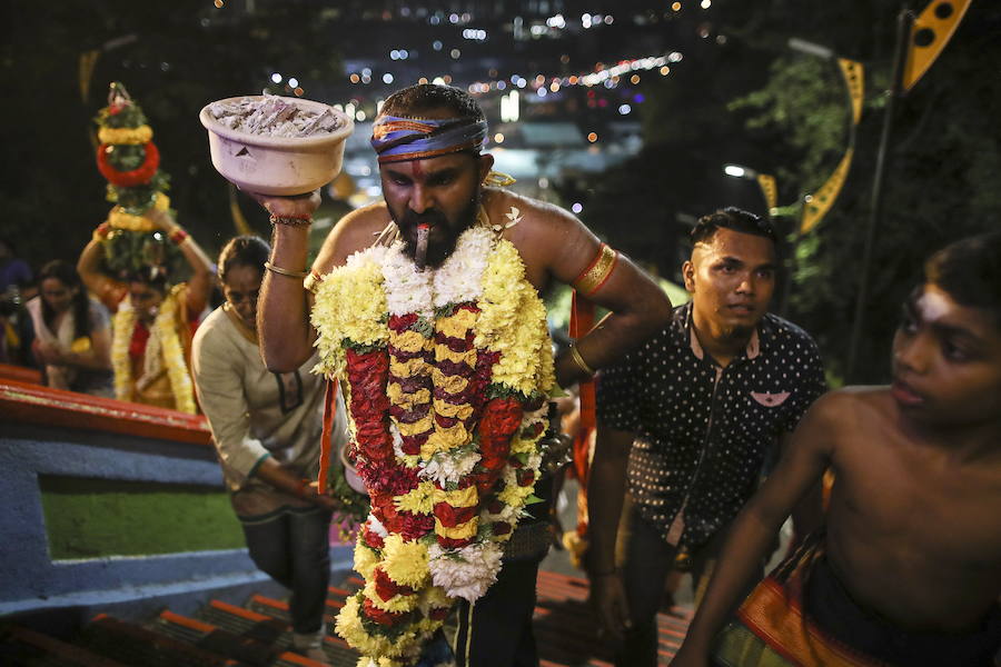 Los devotos del dios hindú Murugan celebran el Taipusam. Es un festival importante de la comunidad Tamil. Los devotos llevan kavadi, o cargas físicas, y participan en una larga procesión, a menudo comenzando antes del amanecer, para honrar al dios hindú Murugan y pedir favores o perdón.