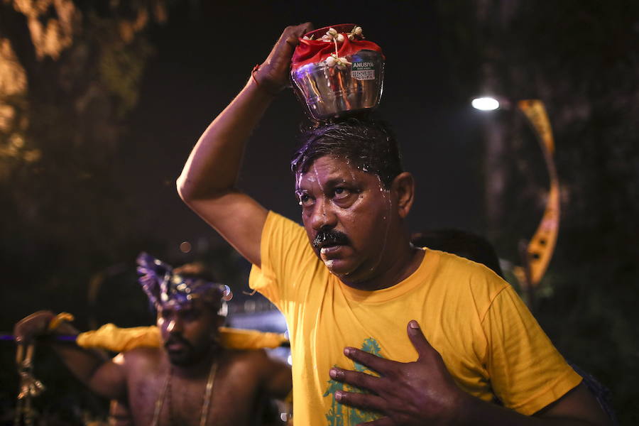 Los devotos del dios hindú Murugan celebran el Taipusam. Es un festival importante de la comunidad Tamil. Los devotos llevan kavadi, o cargas físicas, y participan en una larga procesión, a menudo comenzando antes del amanecer, para honrar al dios hindú Murugan y pedir favores o perdón.