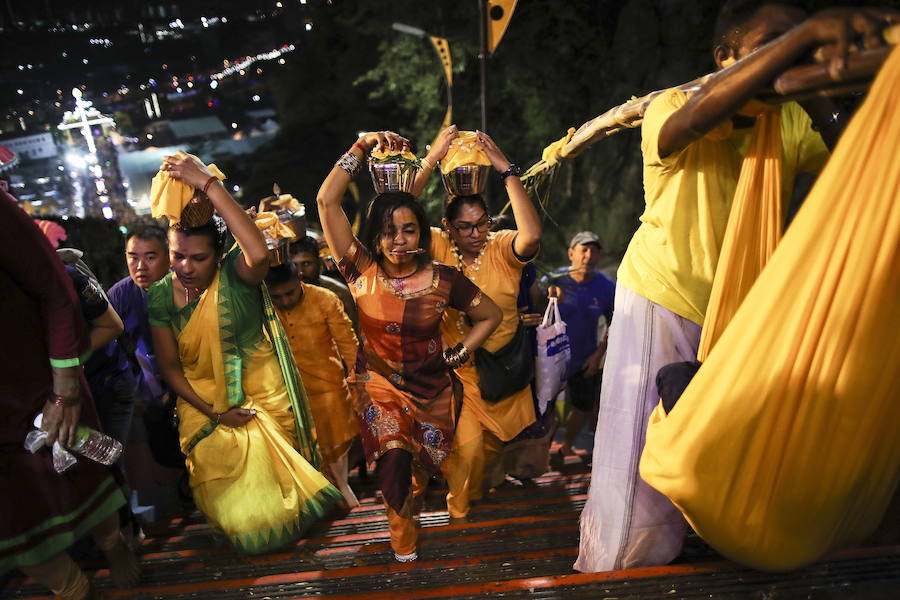 Los devotos del dios hindú Murugan celebran el Taipusam. Es un festival importante de la comunidad Tamil. Los devotos llevan kavadi, o cargas físicas, y participan en una larga procesión, a menudo comenzando antes del amanecer, para honrar al dios hindú Murugan y pedir favores o perdón.