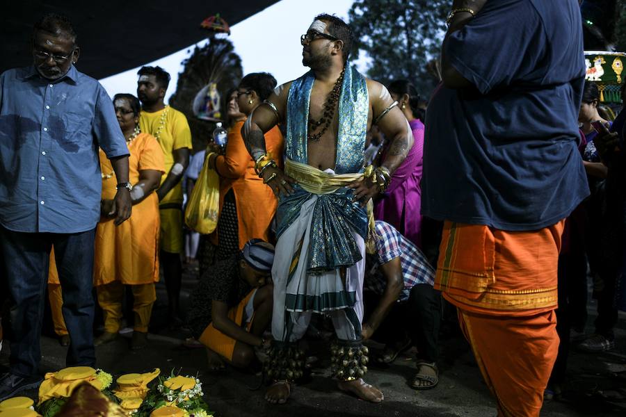 Los devotos del dios hindú Murugan celebran el Taipusam. Es un festival importante de la comunidad Tamil. Los devotos llevan kavadi, o cargas físicas, y participan en una larga procesión, a menudo comenzando antes del amanecer, para honrar al dios hindú Murugan y pedir favores o perdón.