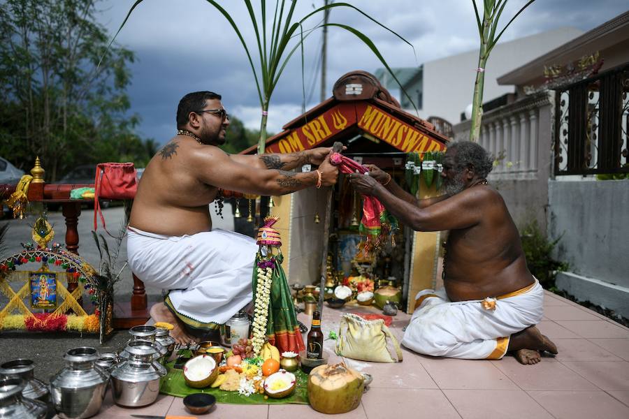 Los devotos del dios hindú Murugan celebran el Taipusam. Es un festival importante de la comunidad Tamil. Los devotos llevan kavadi, o cargas físicas, y participan en una larga procesión, a menudo comenzando antes del amanecer, para honrar al dios hindú Murugan y pedir favores o perdón.