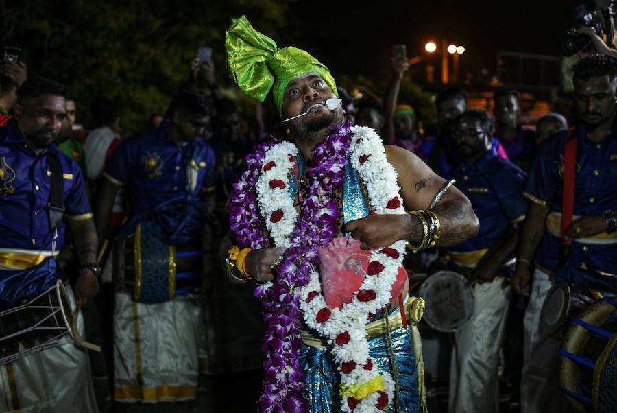 Los devotos del dios hindú Murugan celebran el Taipusam. Es un festival importante de la comunidad Tamil. Los devotos llevan kavadi, o cargas físicas, y participan en una larga procesión, a menudo comenzando antes del amanecer, para honrar al dios hindú Murugan y pedir favores o perdón.