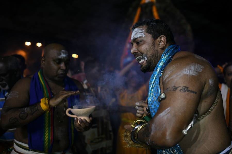 Los devotos del dios hindú Murugan celebran el Taipusam. Es un festival importante de la comunidad Tamil. Los devotos llevan kavadi, o cargas físicas, y participan en una larga procesión, a menudo comenzando antes del amanecer, para honrar al dios hindú Murugan y pedir favores o perdón.