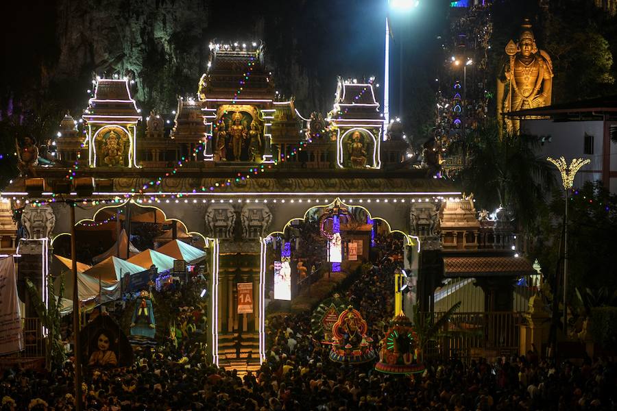 Los devotos del dios hindú Murugan celebran el Taipusam. Es un festival importante de la comunidad Tamil. Los devotos llevan kavadi, o cargas físicas, y participan en una larga procesión, a menudo comenzando antes del amanecer, para honrar al dios hindú Murugan y pedir favores o perdón.
