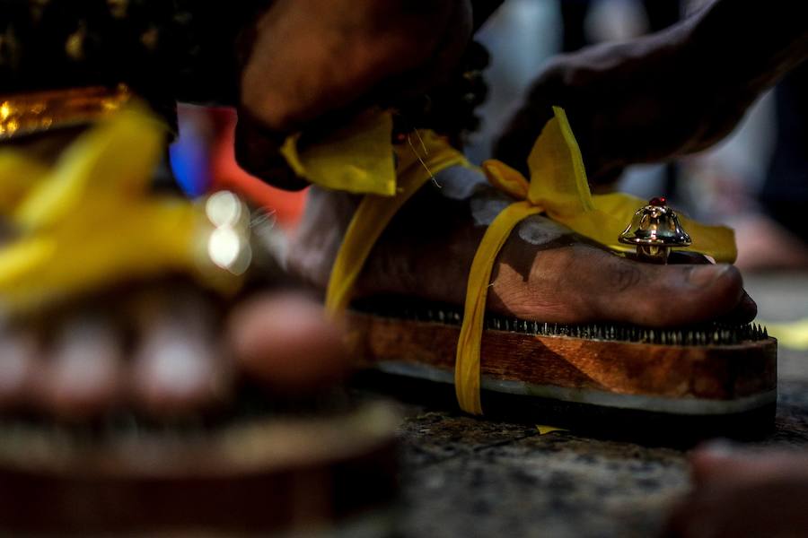 Los devotos del dios hindú Murugan celebran el Taipusam. Es un festival importante de la comunidad Tamil. Los devotos llevan kavadi, o cargas físicas, y participan en una larga procesión, a menudo comenzando antes del amanecer, para honrar al dios hindú Murugan y pedir favores o perdón.