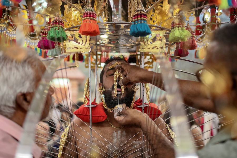 Los devotos del dios hindú Murugan celebran el Taipusam. Es un festival importante de la comunidad Tamil. Los devotos llevan kavadi, o cargas físicas, y participan en una larga procesión, a menudo comenzando antes del amanecer, para honrar al dios hindú Murugan y pedir favores o perdón.