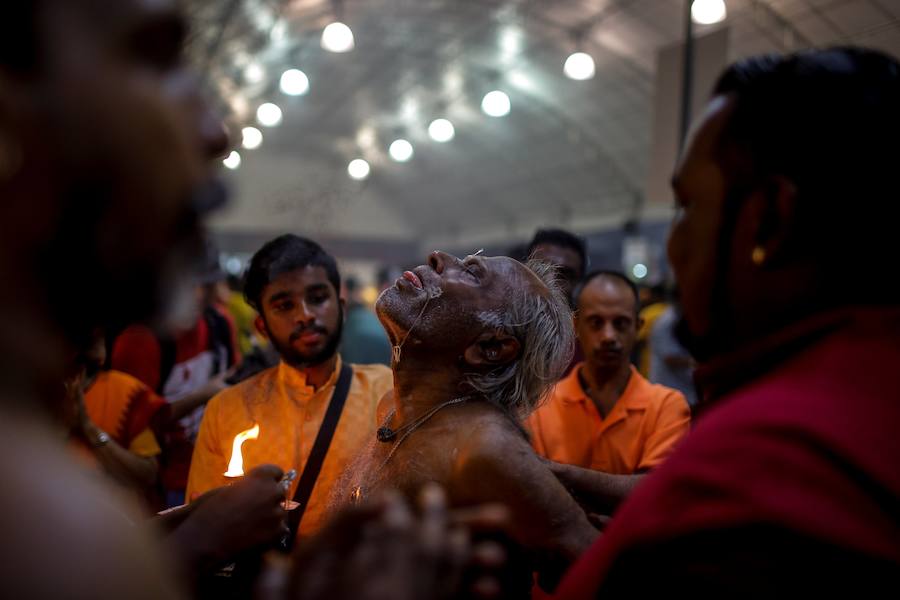 Los devotos del dios hindú Murugan celebran el Taipusam. Es un festival importante de la comunidad Tamil. Los devotos llevan kavadi, o cargas físicas, y participan en una larga procesión, a menudo comenzando antes del amanecer, para honrar al dios hindú Murugan y pedir favores o perdón.