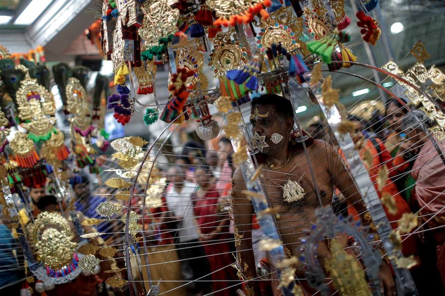 Los devotos del dios hindú Murugan celebran el Taipusam. Es un festival importante de la comunidad Tamil. Los devotos llevan kavadi, o cargas físicas, y participan en una larga procesión, a menudo comenzando antes del amanecer, para honrar al dios hindú Murugan y pedir favores o perdón.