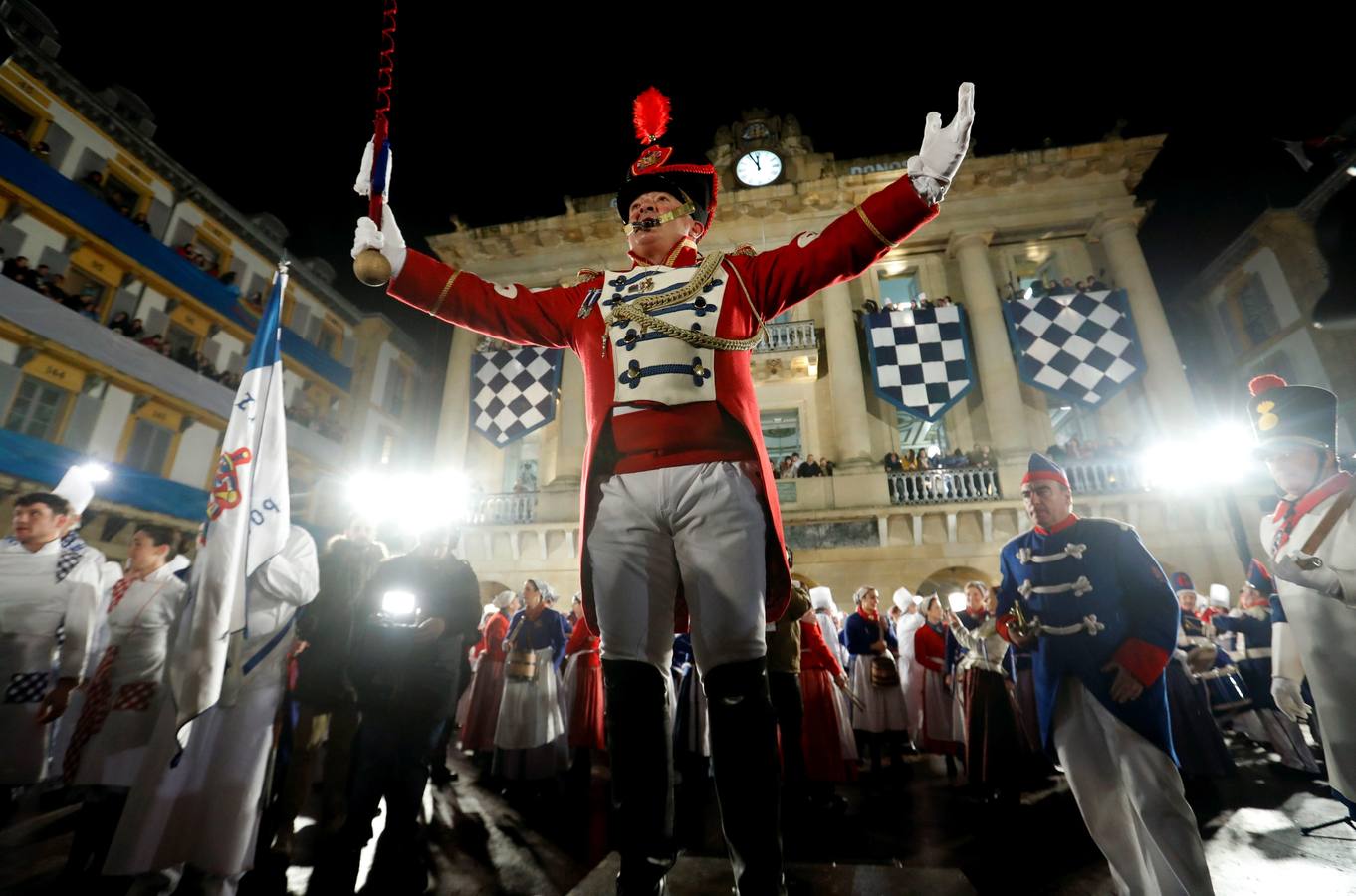 Los tamborreros desfilan por las calles de la Parte Vieja donostiarra durante la celebración del día de San Sebastián. Los donostiarras honran a su patron al ritmo de los tambores y de la cocina tradicional.