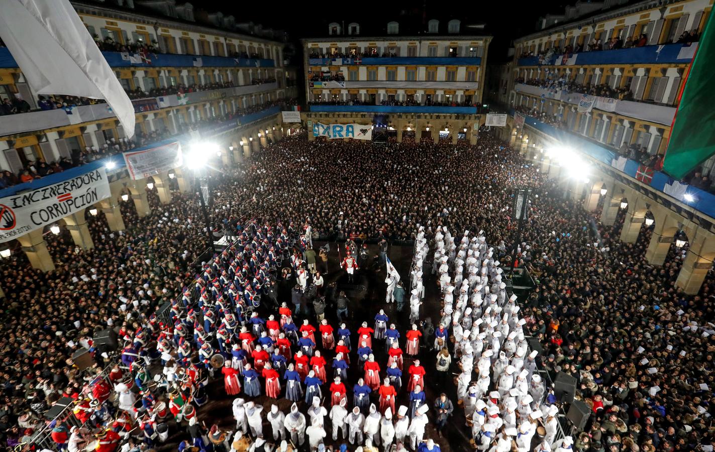 Los tamborreros desfilan por las calles de la Parte Vieja donostiarra durante la celebración del día de San Sebastián. Los donostiarras honran a su patron al ritmo de los tambores y de la cocina tradicional.