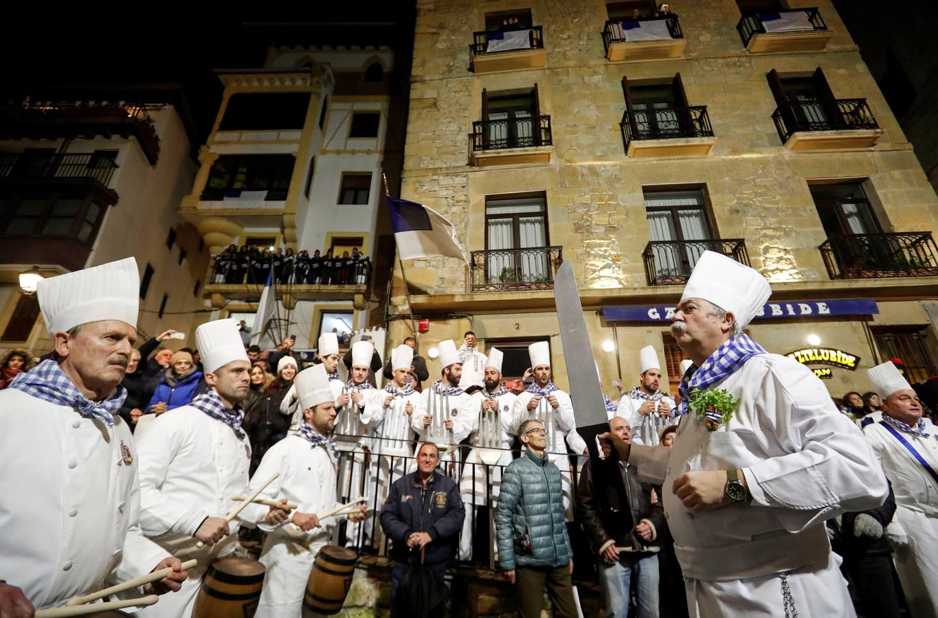 Los tamborreros desfilan por las calles de la Parte Vieja donostiarra durante la celebración del día de San Sebastián. Los donostiarras honran a su patron al ritmo de los tambores y de la cocina tradicional.