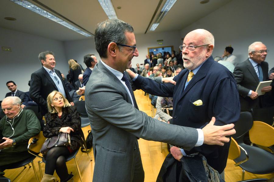 El jurista presenta en Murcia su nuevo libro, 'Manual para vivir en la era de la incertidumbre', haciendo una defensa «de lo humano»