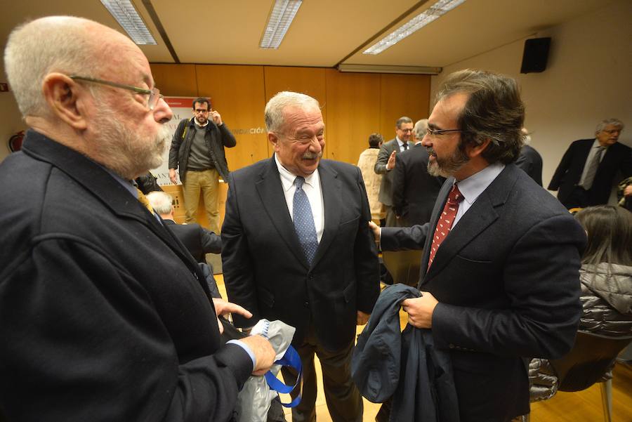 El jurista presenta en Murcia su nuevo libro, 'Manual para vivir en la era de la incertidumbre', haciendo una defensa «de lo humano»