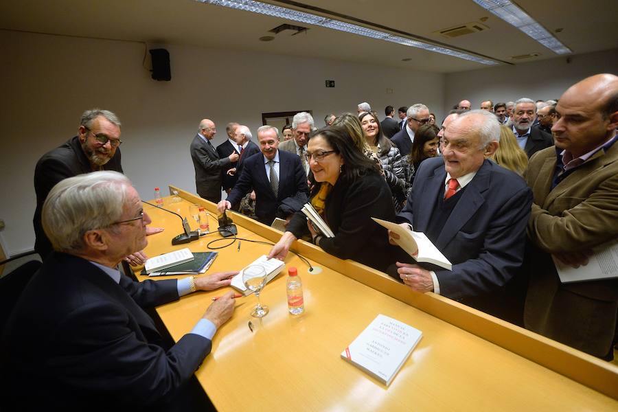 El jurista presenta en Murcia su nuevo libro, 'Manual para vivir en la era de la incertidumbre', haciendo una defensa «de lo humano»