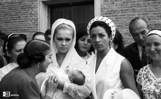 Imagen principal - Arriba: la cantante Marisol, junto a Lola Flores (dcha) y Estrellita Castro (izq) en el bautizo del hijo de Carmen Sevilla (Madrid, 1964). Abajo: modelos durante un desfile de la firma Vargas Ochagavía (1965) y el retrato de una mujer con un mantón de Manila (1932).