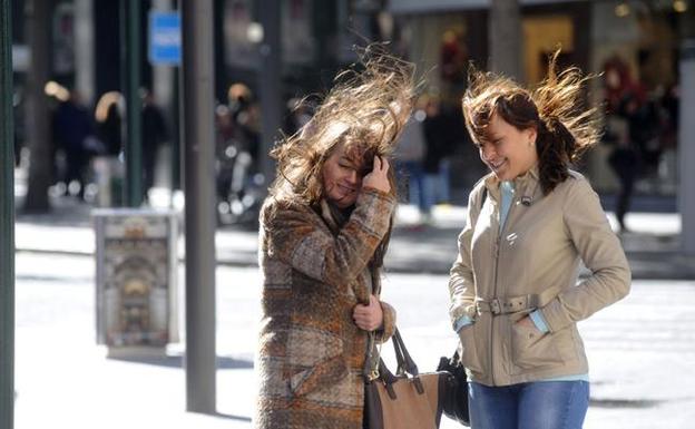 Dos mujeres frente al viento en Murcia. 