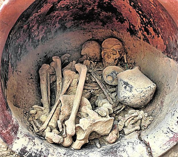 Interior de la tumba principesca hallada en La Almoloya (Pliego) con el ajuar y los esqueletos de un hombre y una mujer. 