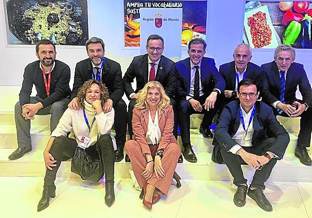 Diego Conesa, en el centro, con otros miembros de su partido. 