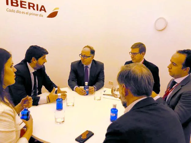 López Miras y el presidente de Iberia, Luis Gallego, ayer en Fitur junto a la consejera y varios directivos. 