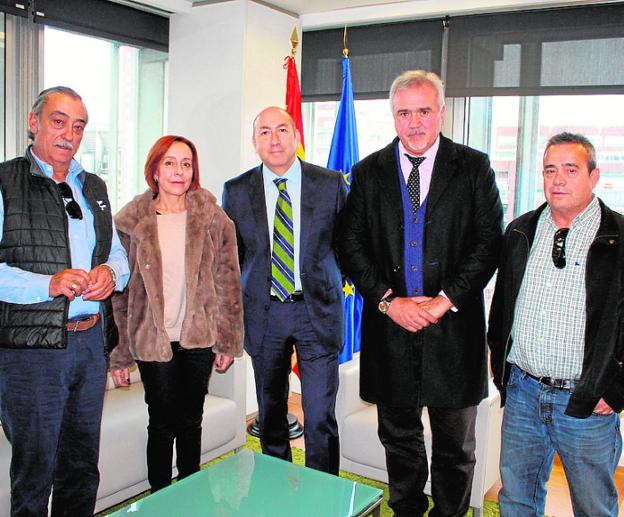 Pedro Guerrero, Victoria Valero, Alejandro Soler, Jesús Amo y Antonio Blázquez, durante la reunión celebrada en Madrid. 