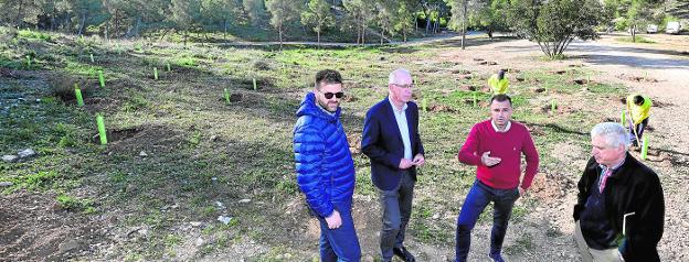 El pedáneo de Monteagudo, José Luis Alarcón, y el concejal de Urbanismo, Antonio Navarro, ayer en la finca, con técnicos municipales, entre ellos Francisco Carpe (d), responsable de Medio Ambiente. 