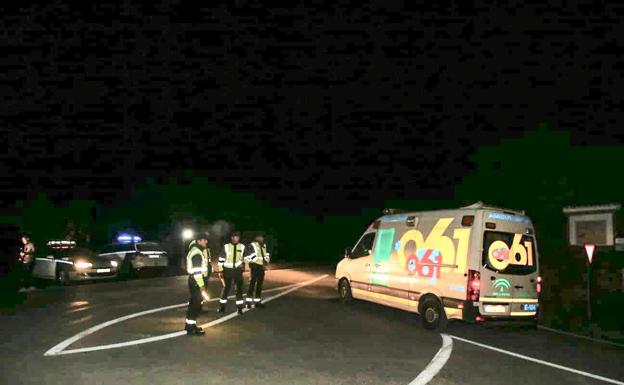 Ambulancia del 061 llega a la zona, tras el hallazgo del cadáver del pequeño.